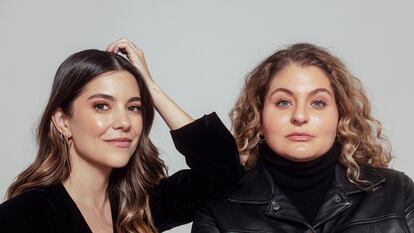 Leticia Sahagún y Ashley Frangie, conductoras del pódcast 'Se regalan dudas'.