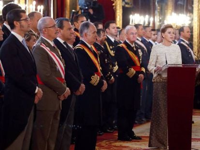 La ministra de Defensa, María Dolores de Cospedal (d), durante su discurso en la celebración hoy de la Pascua Militar.