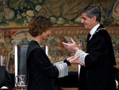 Laura Díez (a la izquierda) junto al presidente saliente del Tribunal Constitucional, Pedro González-Trevijano, durante su toma de posesión como nueva magistrada del órgano de garantías.