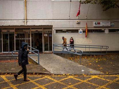 Varias personas ante el centro de salud Los Pintores, en Parla, el pasado jueves.