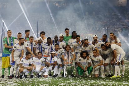 Real Madrid players pose for a family photo during the celebrations at the Bernabéu. 