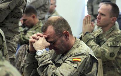 Soldados españoles rezan durante una misa celebrada en el día Navidad en la base de la OTAN en Kabul.