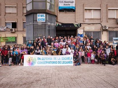 Alumnos y padres de la escuela y conservatorio de música de Leganés, en su quinto día de encierro.
