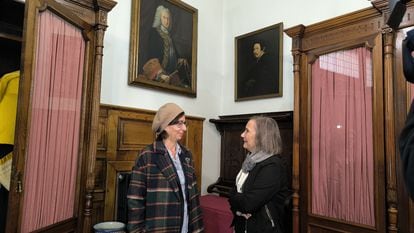 Ana Quijada y Pilar García, impulsoras de la relación pública de obras de arte incautadas durante la Guerra Civil en la Universidad de Oviedo, en una fotografía cedida.