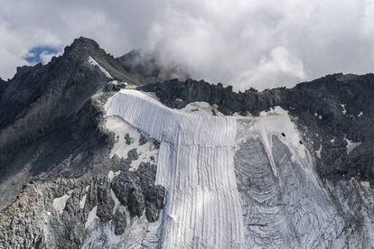 Vista de dron del pico Presena, a 3.000 metros sobre el nivel del mar, en la que se aprecia la drástica diferencia entre la parte cubierta y la descubierta.
