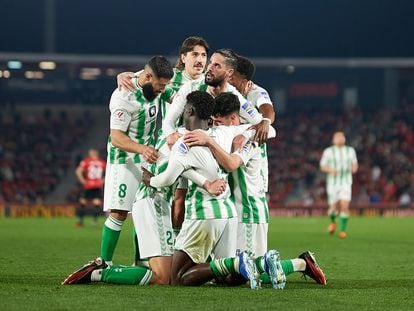Los jugadores del Betis celebran el gol de Altimira, que le dio el triunfo al conjunto andaluz frente al Mallorca.