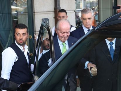 El rey Juan Carlos sale del hotel para dirigirse a la graduación de Irene Urdangarin, el 16 de junio de 2023, en Ginebra (Suiza).