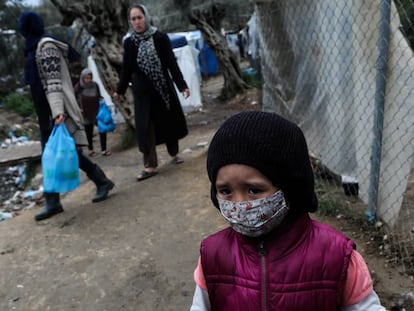 Una niña con mascarilla para protegerse de la Covid-19 en el campo de refugiados de Moria, en Grecia, el 2 de abril de 2020. 