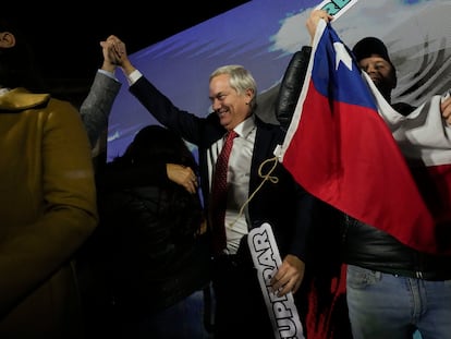 José Antonio Kast festeja luego de la elección de los consejeros constitucionales, el pasado 7 de mayo en Santiago.