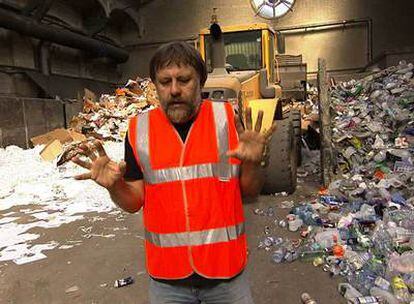 El filósofo Slavoj Zizek, en una imagen del documental <i>Examined life. </i>