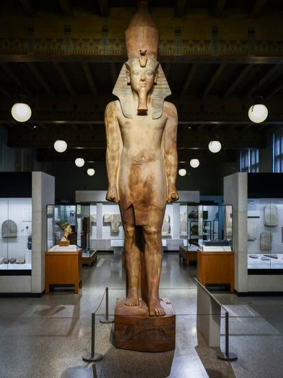 Estatua colosal de Tutankamón en cuarcita, procedente de Medinet Habu (Luxor), expuesta en el Oriental Institute Museum de Chicago.
