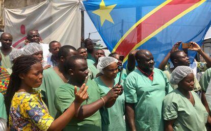 El personal sanitario del hospital de Beni, en República Democrática del Congo, celebran el alta de la última paciente de ébola en el país.