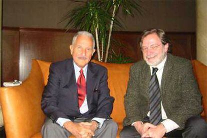 Carlos Fuentes y Juan Luis Cebrián, ayer en un descanso del encuentro cultural.