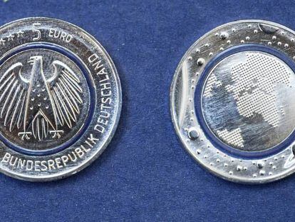 Imagen de las nuevas monedas cinco euros en Múnich, Alemania, el 11 de abril de 2016. SVEN HOPPE EFE