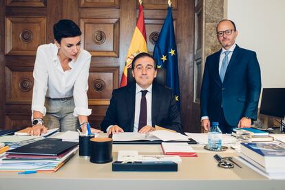 José Manuel Albares, ministro de Exteriores (entonces en funciones), junto a María Lledó, secretaria general para la UE, y su director de gabinete, Diego Martínez.