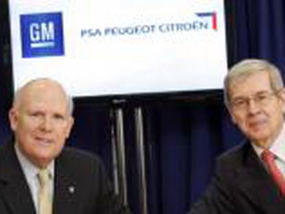 Imagen cedida por General Motors en la que se ve a su presidente Dan Akerson (i), junto a su homólogo francés de PSA Peugeot Citroen, Philippe Varin (d), en Nueva York, EE.UU., el día 29 de febrero de 2012.