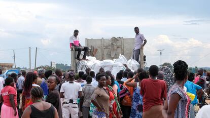 Reparto de comida el pasado 1 de noviembre en un campo de fútbol del distrito de Mubende (Uganda) entre los afectados por las restricciones impuestas por el Gobierno para evitar la propagación del ébola.