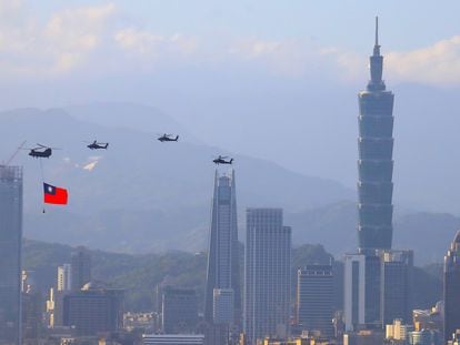 05 October 2021, Taiwan, New Taipei City: A military helicopter carrying a tremendous Taiwan flag conducts a flyby rehearsal with other helicopters ahead of the Double-tenth National Day celebration, near Taipei 101, amid China's growing military threats. Photo: Daniel Ceng Shou-Yi/ZUMA Press Wire/dpa
Daniel Ceng Shou-Yi/ZUMA Press W / DPA
05/10/2021 ONLY FOR USE IN SPAIN