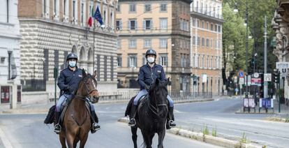 Dos policías italianos patrullan en las calles de Roma esta semana.