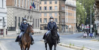 Dos policías italianos patrullan en las calles de Roma esta semana. 
 