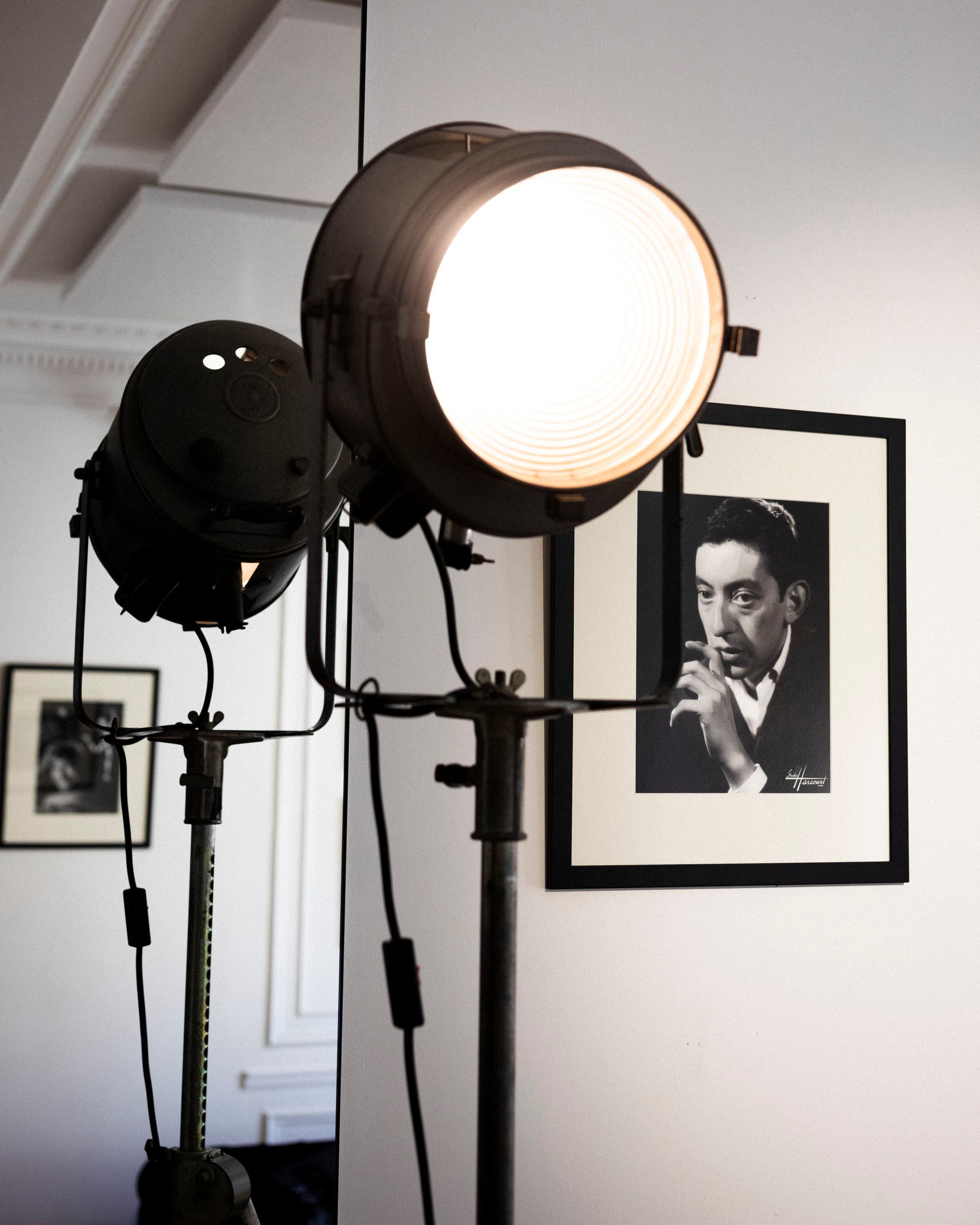 Un retrato de Serge Gainsbourg en una sala de Studio Harcourt.