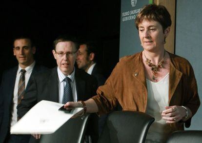 La consejera de Desarrollo Económico Arantza Tapia y el de Hacienda, Ricardo Gatzagaetxebarria