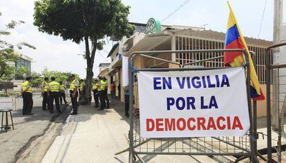 Militares ecuatorianos custodian las inmediaciones del Consejo Nacional Electoral, en Guayaquil.