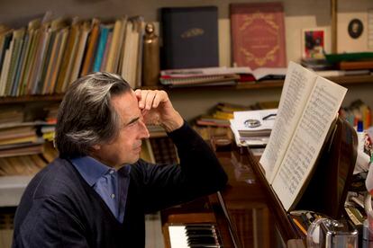 Riccardo Muti trabajando al piano en su casa de Rávena (Italia), en 2018.