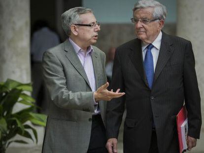 El senador Jean Pierre Chev&egrave;nement junto al vicerrector Antonio Ari&ntilde;o en la Universitat de Val&egrave;ncia.