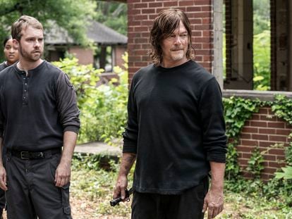 Norman Reedus (derecha), en un capítulo de la segunda parte de la 11ª temporada de 'The Walking Dead'.