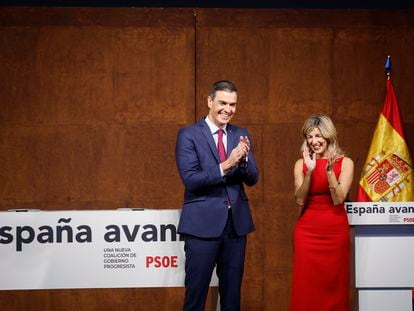 Pedro Sánchez, presidente del Gobierno en funciones, y Yolanda Díaz, vicepresidenta en funciones, firman el acuerdo entre PSOE y SUMAR en el Museo Reina Sofía, en Madrid.