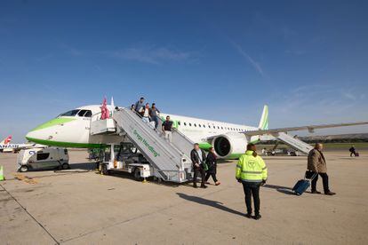 Uno de los nuevos Embraer de Binter esta mañana en el aeropuerto de Madrid-Barajas.