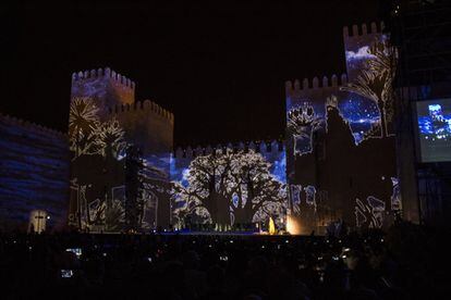 "Fez a la búsqueda de África", espectáculo realizado con una decoración mediante técnica de Mapping con proyección de vídeo en HD, en Bab al Makina, durante el Festival de Fez de las Músicas Sagradas del Mundo.