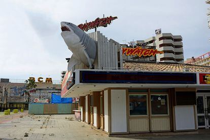 Al fondo, la discoteca BCM, en Magaluf, el símbolo del imperio Cursach recién clausurado.