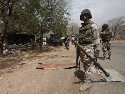 Soldados nigerianos en un control en Gwoza, en 2015. 