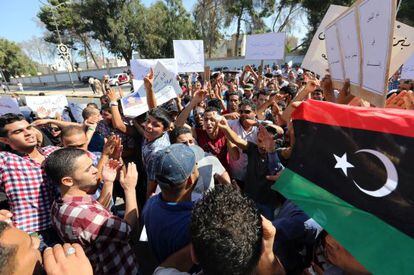 Protestas este domingo ante el Parlamento libio.