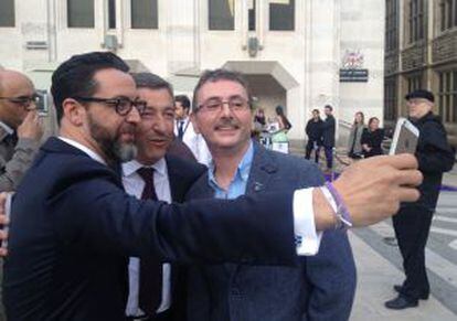 Los cocineros Quique Dacosta, Joan Roca y Andoni Luis Aduriz, antes de la ceremonia de la gala en Londres de la lista 'Restaurant'.