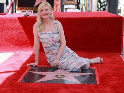 La actriz Kirsten Dunst posa con su estrella en el Paseo de la Fama de Hollywood, el pasado agosto.
