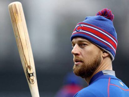 Ben Zobrist, uno de los jugadores de los Cubs se entrena.