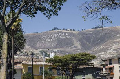 Un grafiti anti mina grabado en la colina de Cajamarca, la capital de la provincia a la que pertenece Yanacocha.