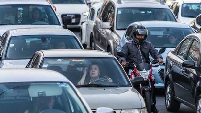 Una automovilista se maquilla mientras espera que cambie el semáforo, en Ciudad de México, en abril de 2022.
