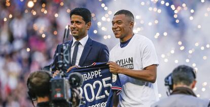 En la foto, el jugador, Kylian Mbappé, con el presidente del Paris St Germain, Nasser Al-Khelaifi, después de firmar un nuevo contrato hasta el 2025.