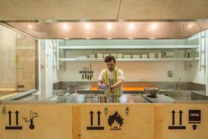 La cocina del restaurante Muta, en Madrid, cabe en una caja.