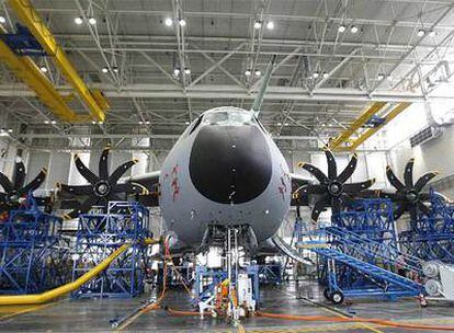 Un avión de transporte militar Airbus A400M en las instalaciones de San Pablo (Sevila).