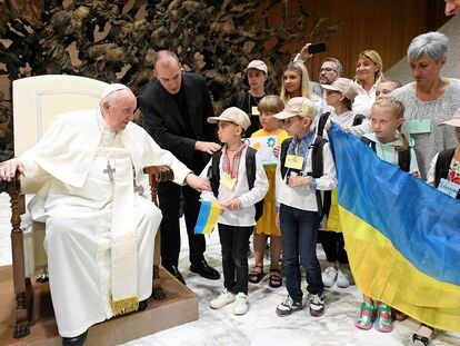 Pope Francis meets Ukrainian refugees as he holds the weekly general audience at the Vatican, August 24, 2022.   Vatican Media/Handout via REUTERS    ATTENTION EDITORS - THIS IMAGE WAS PROVIDED BY A THIRD PARTY.