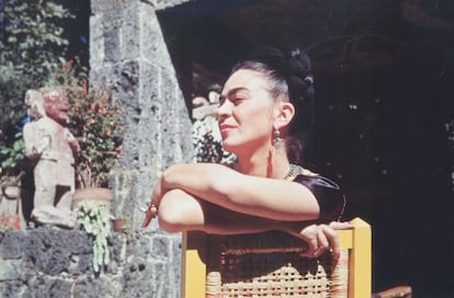 'Frida sentada en el jardín', fotografía de la exposición 'Frida Kahlo. Mirror, mirror...'.