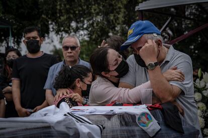 Familiares y amigos dan el último adiós a Daniel Picazo, quien perdió la vida al ser linchado por pobladores de la comunidad Papatlazolco.