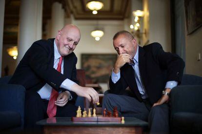 Leontxo García (izquierda) y Arturo Pérez-Reverte, en plena partida tras su conversación en el Círculo de Bellas Artes de Madrid.