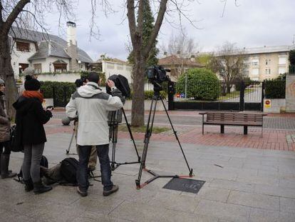 Periodistas aguardan la llegada de Urdangarin a la casa familiar en Vitoria.