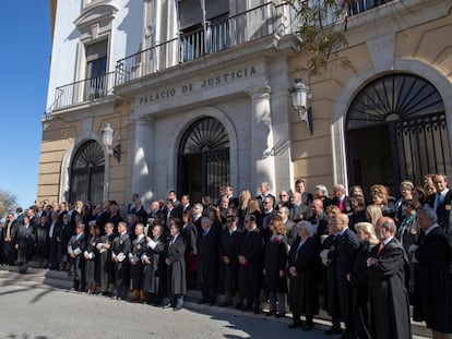 Magistrados y jueces de la Audiencia Provincial de Cádiz, durante la concentración realizada el pasado día 14 contra el acuerdo del PSOE y Junts para la investidura de Pedro Sánchez.